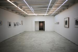 Unlike a drawn line a walked line can never be erase, Hamish Fulton. Prima sala, installation view